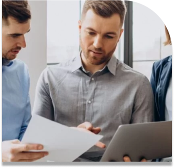 Homem apertando a mão de outro Homem